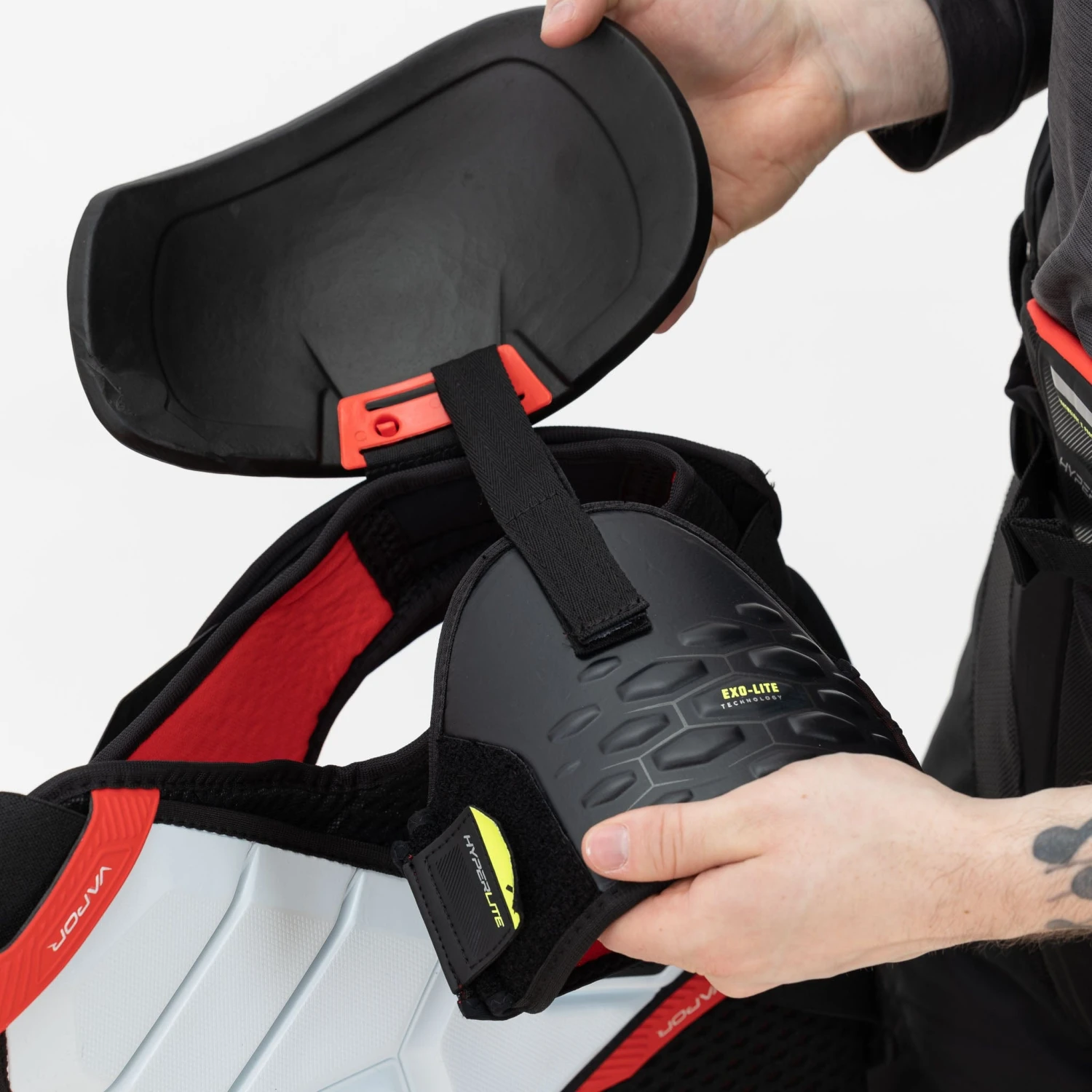 Bauer Vapor Hyperlite Senior Hockey Shoulder Pads 5 Bauer Vapor Hyperlite Senior Hockey Shoulder Pads - Image 3