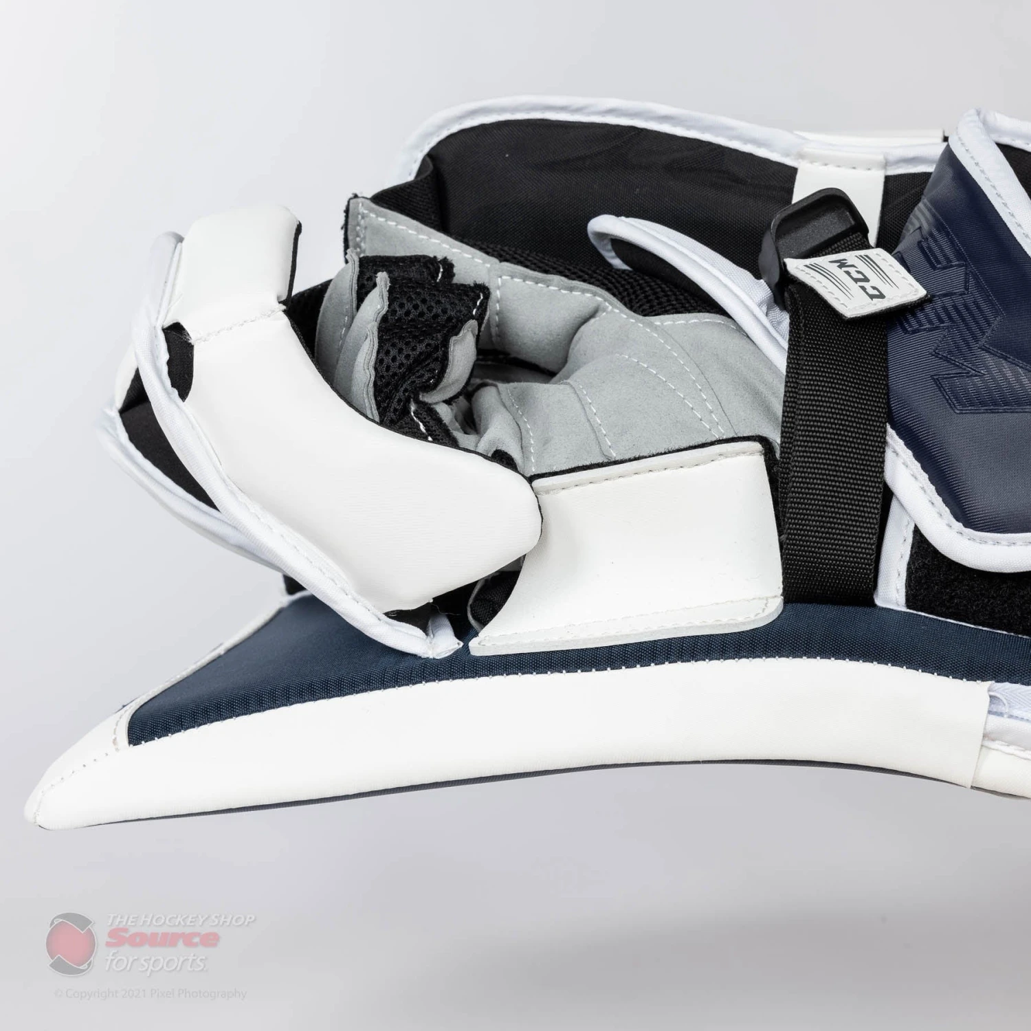 CCM Extreme Flex E5.9 Intermediate Goalie Blocker 11 CCM Extreme Flex E5.9 Intermediate Goalie Blocker - Image 9