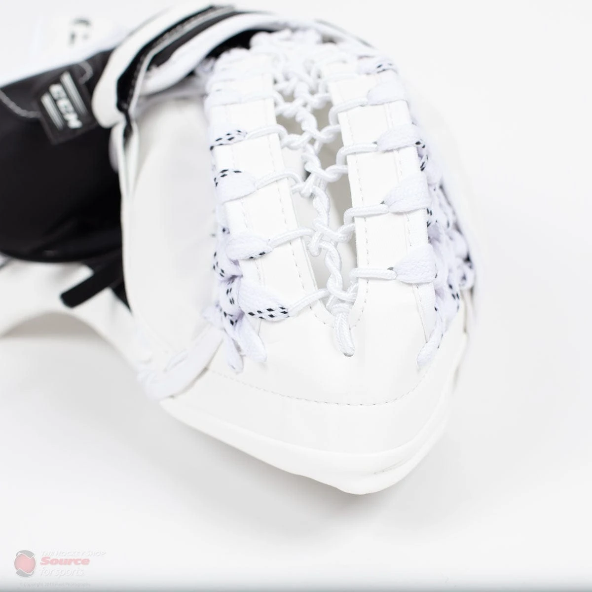 CCM Extreme Flex E4.5 Junior Goalie Catcher - Source Exclusive 9 CCM Extreme Flex E4.5 Junior Goalie Catcher - Source Exclusive - Image 7