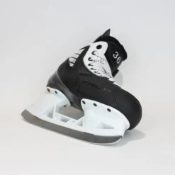 TRUE Player Junior Hockey Skates - Pro Stock - VH Holder - White Side - Size 4 -Hockey Gear Shop true hockey skates true player junior hockey skates pro stock vh holder white side size 4 4 r standard 15186594201666